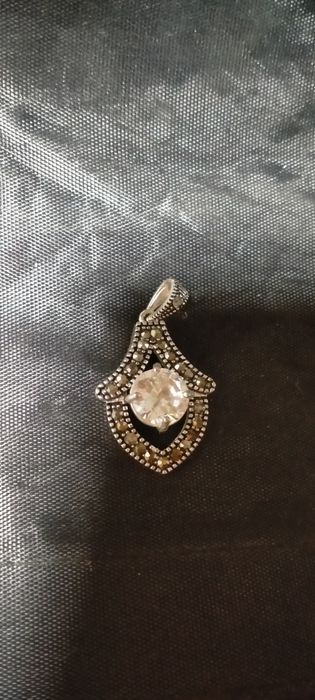 Кулоны, серёжки серебряные.