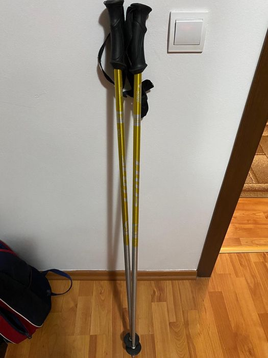 Vând schiuri și bețe