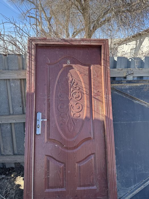 продается дверь.