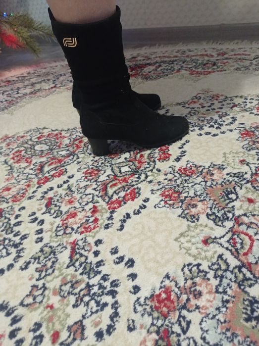 Продам замшевые сапожки