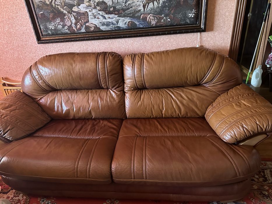 Кожаный диван и 2 кресла
