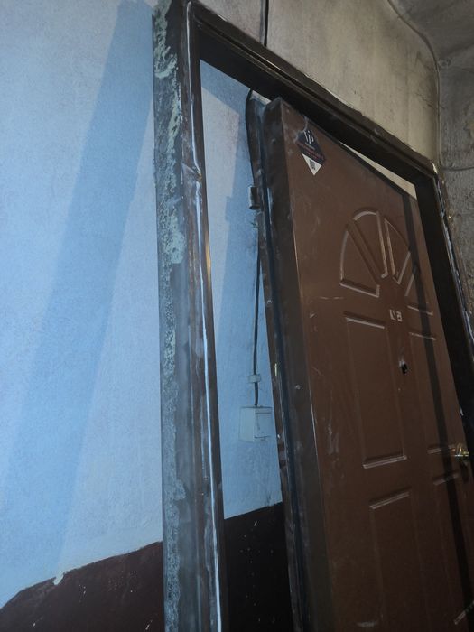 Блиндирана входна външна врата. Перфектна + топ брава + стоманена каса