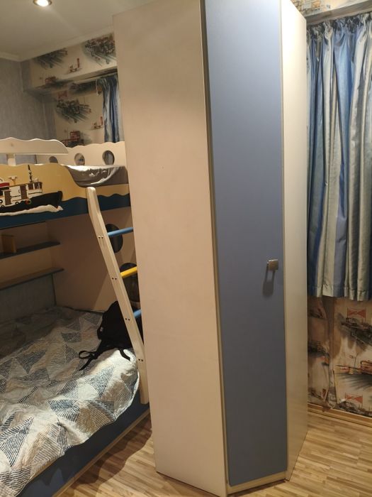 Дестко легло на два етажа, ъглов гардероб и бюро с поставка за компютъ