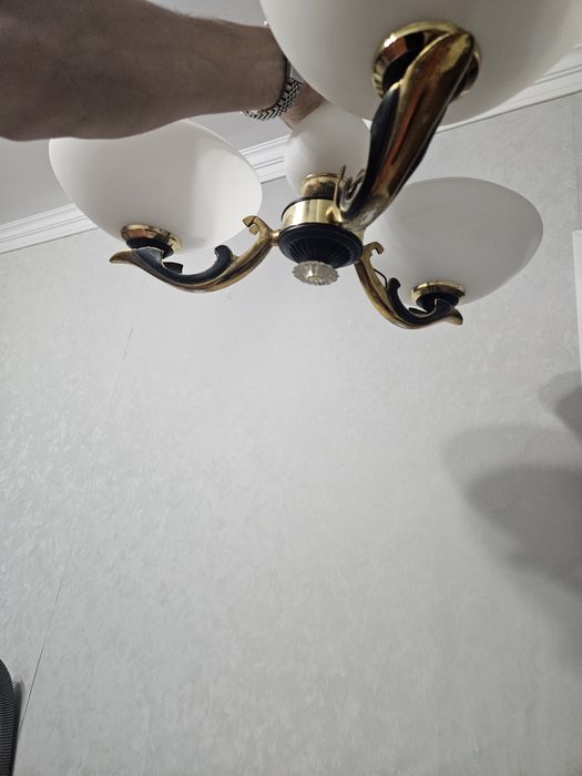 Продам люстру в хорошем состоянии