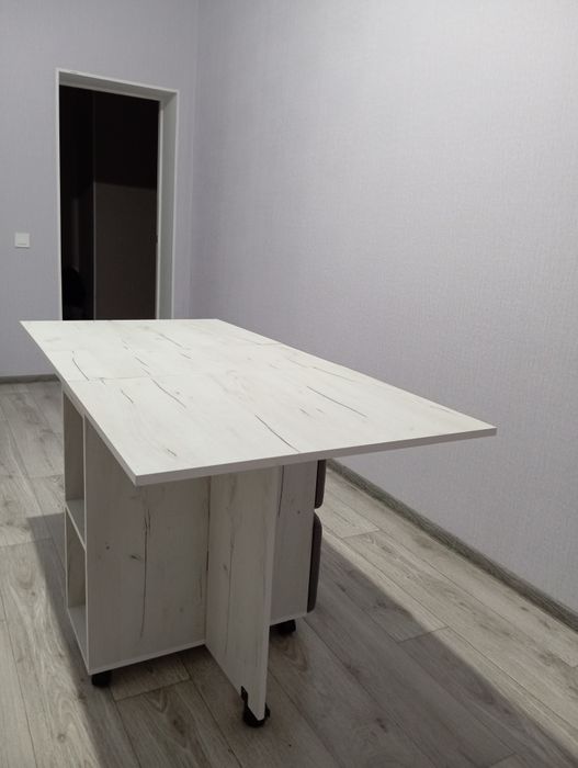 Продам стол и четыре табуретки