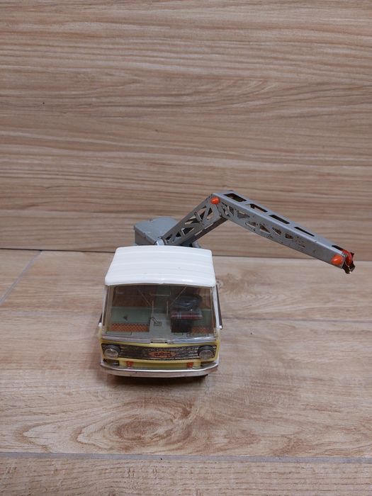 Стара метална играчка камионче