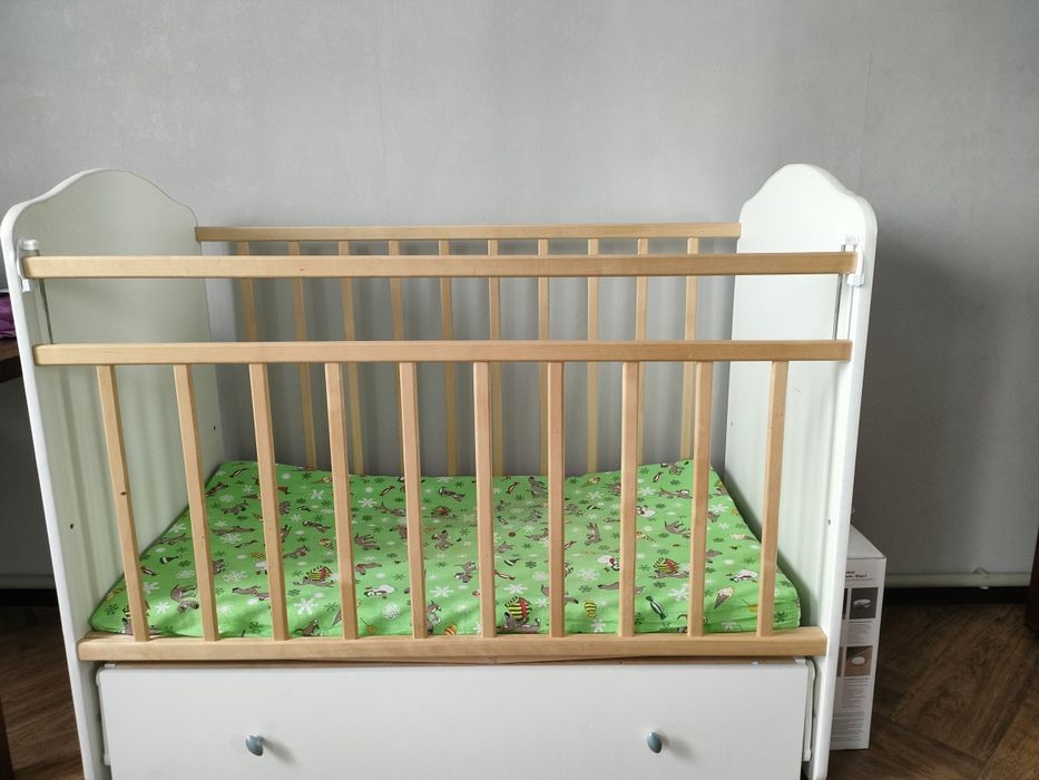 Детская кроватка с матрасом