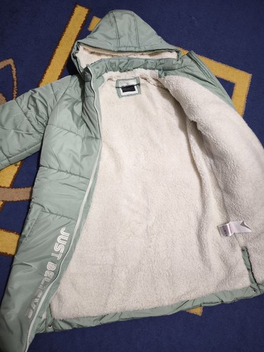 Куртку на девочку 10-12лет.