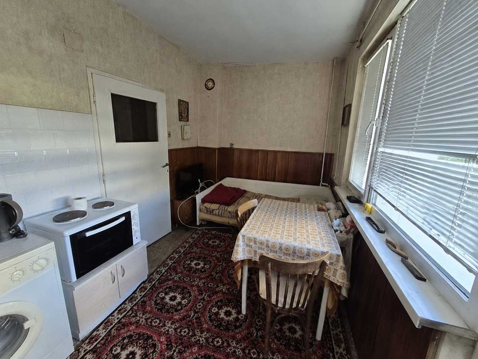 Тристаен апартамент с площ 80 кв.м в кв. „Даме Груев“, гр. Сливен