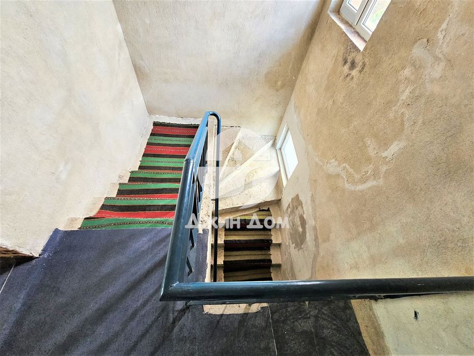 Просторна къща в с. Разбойна с гледка към планината