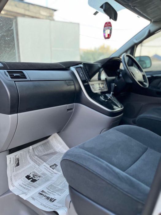 Тойота алфард.