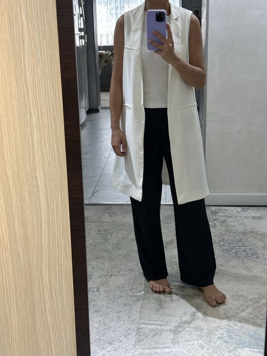 Длинный жилет белого цвета