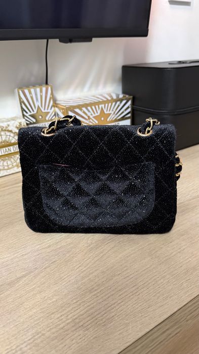 Chanel чанта черна с златни елементи