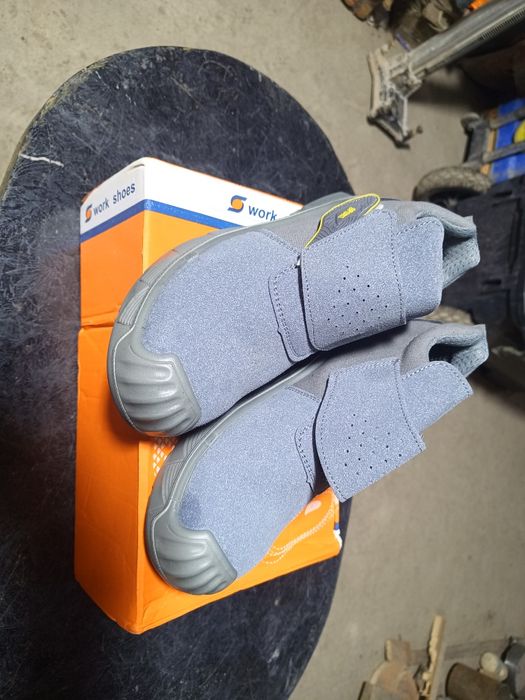 Продам спец обувь размер 42 новый