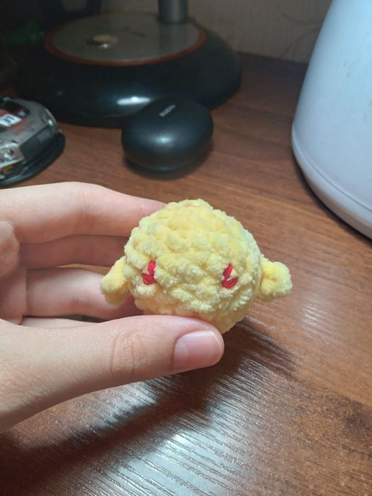 Продам вязаного цыплёнка.