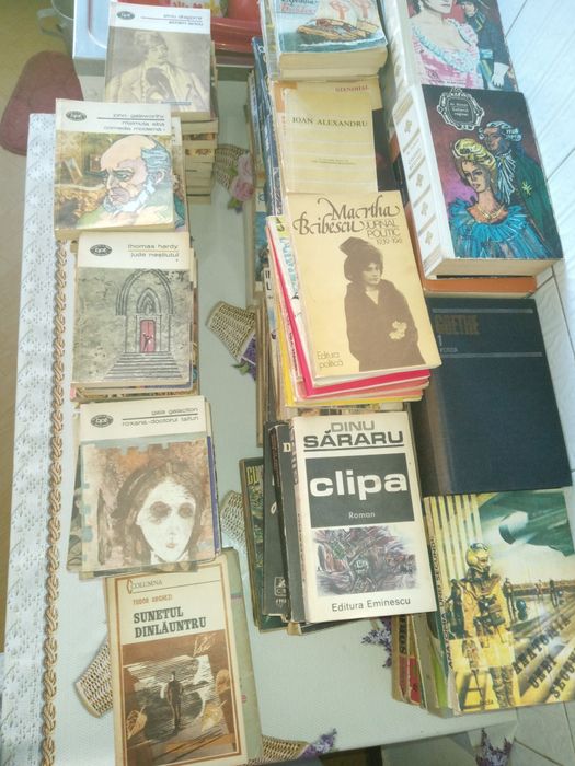 Vând 130 volume literatura, autori români și străini, 5 Lei bucata