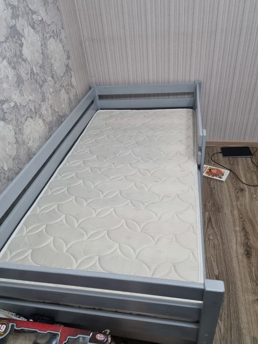 Продам подростковые кровати с матрасоми