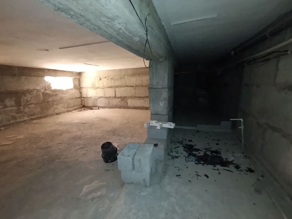 5-mikr. Ismoil Gulrux yonidagi qizil domda 52m²li padval sotiladi