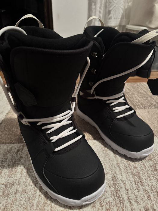 Se vinde doua placi snowboard