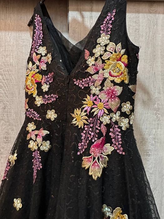 Вечернее платье очень красивое вышито ручная работа