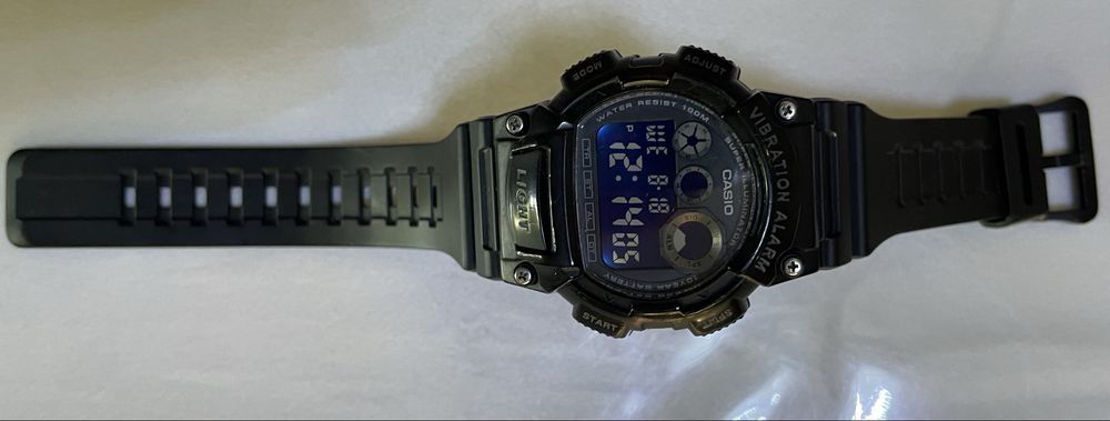 Продается часы Casio черный и зеленый.