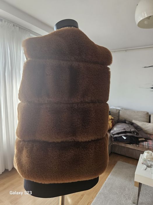 Vesta blana artificiala.100 lei