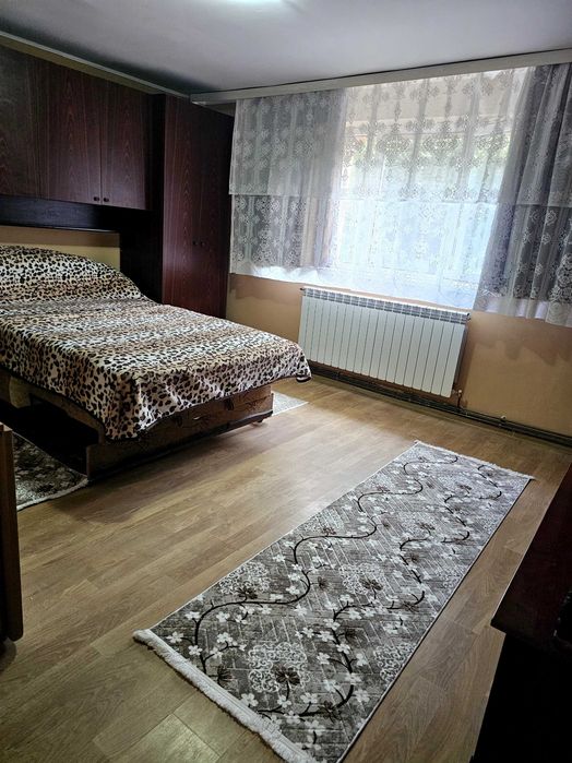 Închiriez garsonieră la casă,zona Penny bazar,intrare separată