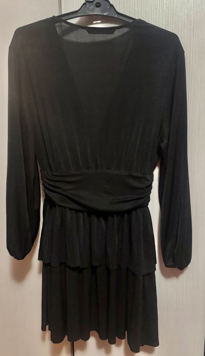 Къса черна рокля с дълъг ръкав