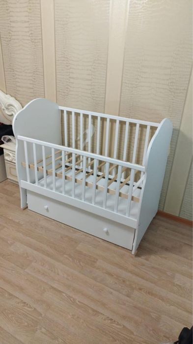 Детская кроватка-маятник