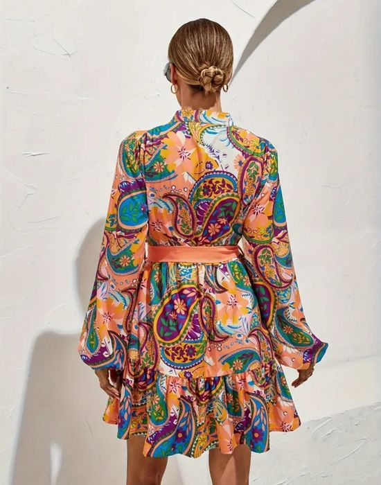 Ефирна рокля с флорашни елементи