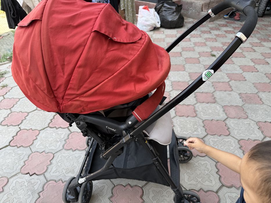 Коляска Combi прогулочная, красная, практически новая