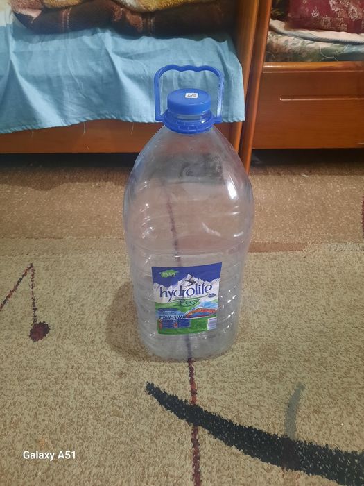 Баклашка пустие, чистые.