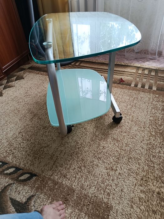 Тумбочка стеклянная под телевизор