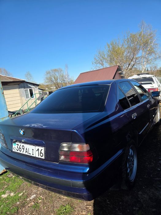 Продам машину BMW 318
