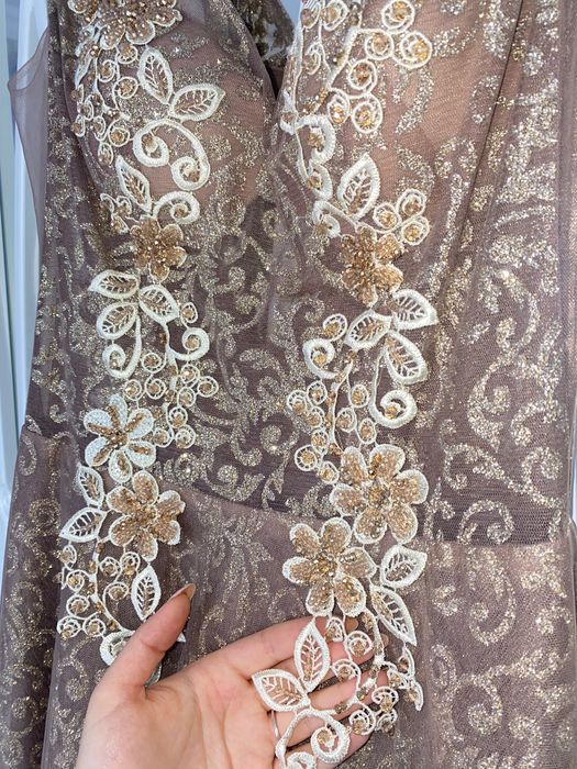 Бежова бална рокля със златни детайли