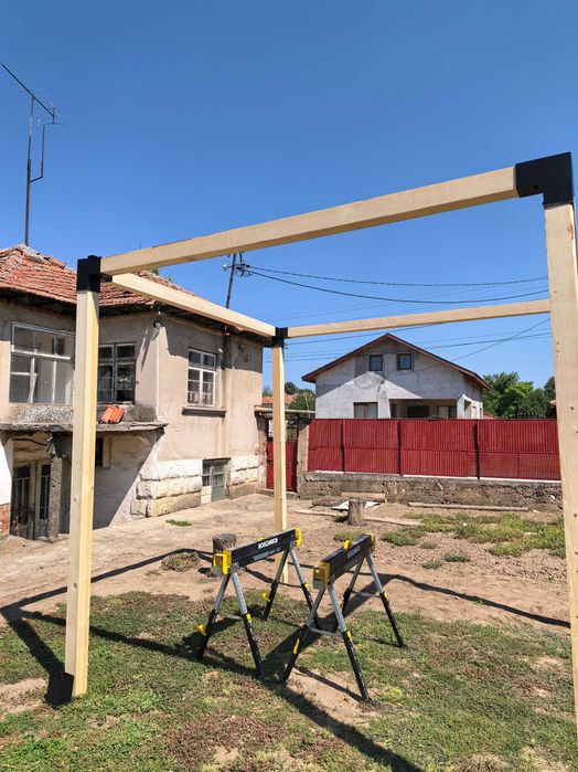 Дървена пергола с метални конектори