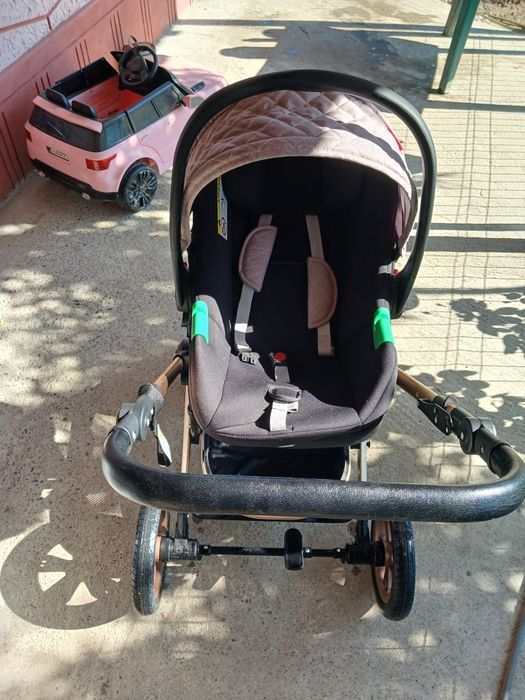 Vând cărucior Baby C 3 în 1 ,cumpărat în august anul trecut ,folosit cu grijă si păstrat în stare foarte bună.