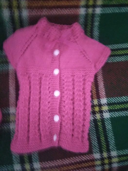 Детска жилетка ръчно изплетена