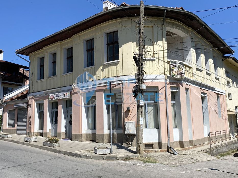 Двуетажна тухлена къща в гр. Елена, област Велико Търново