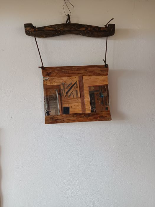 Oglinda artizanala montata pe cruce de caruta