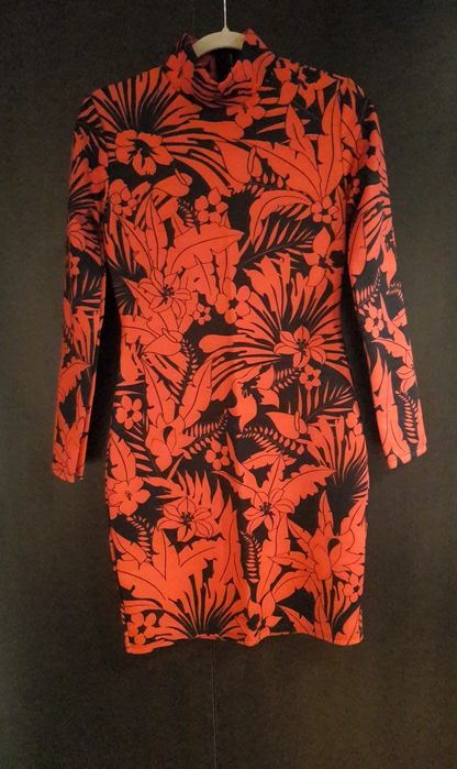 Дамска рокля с флорални мотиви