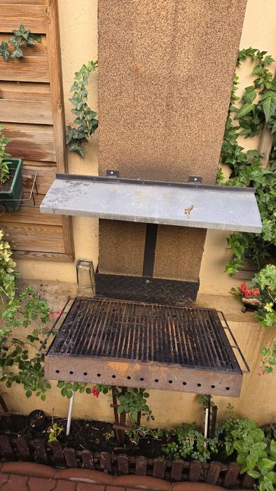 Grătar suspendat ideal pentru economisirea spațiului.