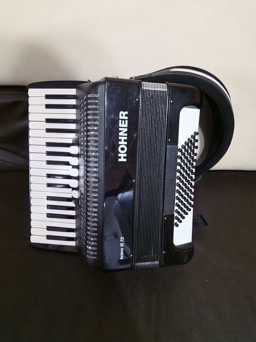 Vând acordeon HOHNER Bravo III 72 bași