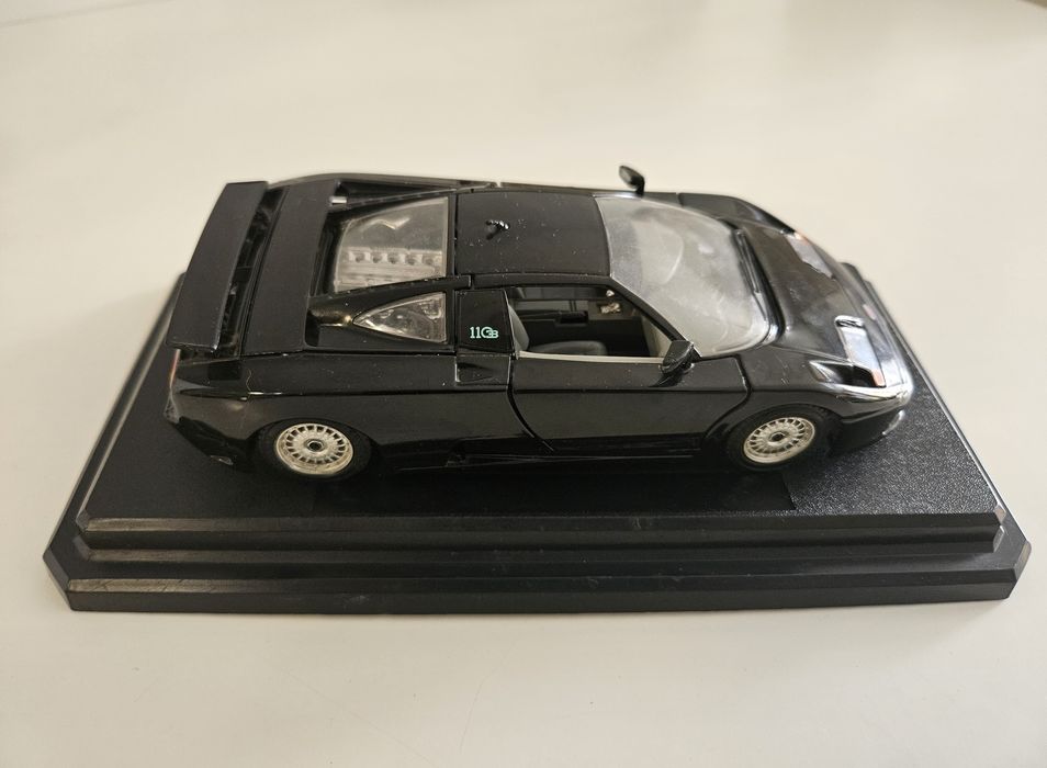 Колекционерска метална  количкa BBURAGO BUGATTI EB 110 мащаб 1:24
