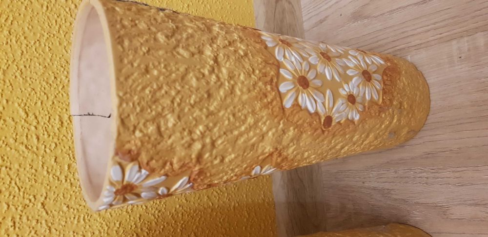 Продавам  две вази цвят бежово с тъмно жълто