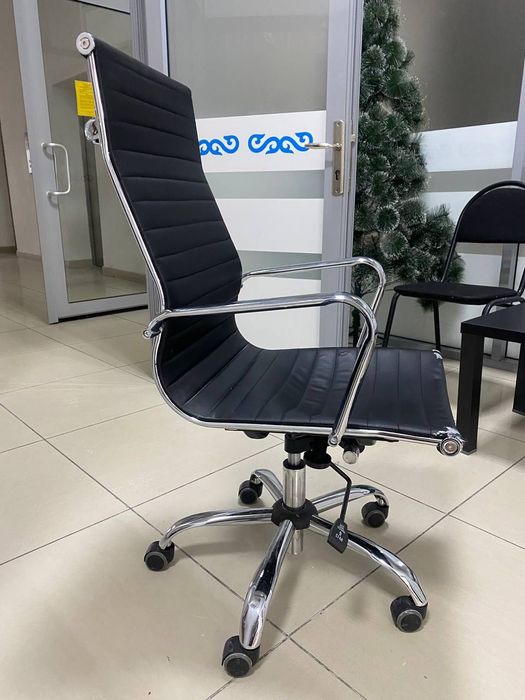 Офисные стулья и телевизор БУ