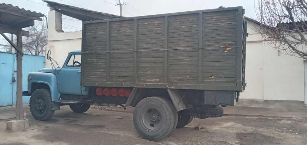 Газ 53 сотилад ишлаб турган мошина