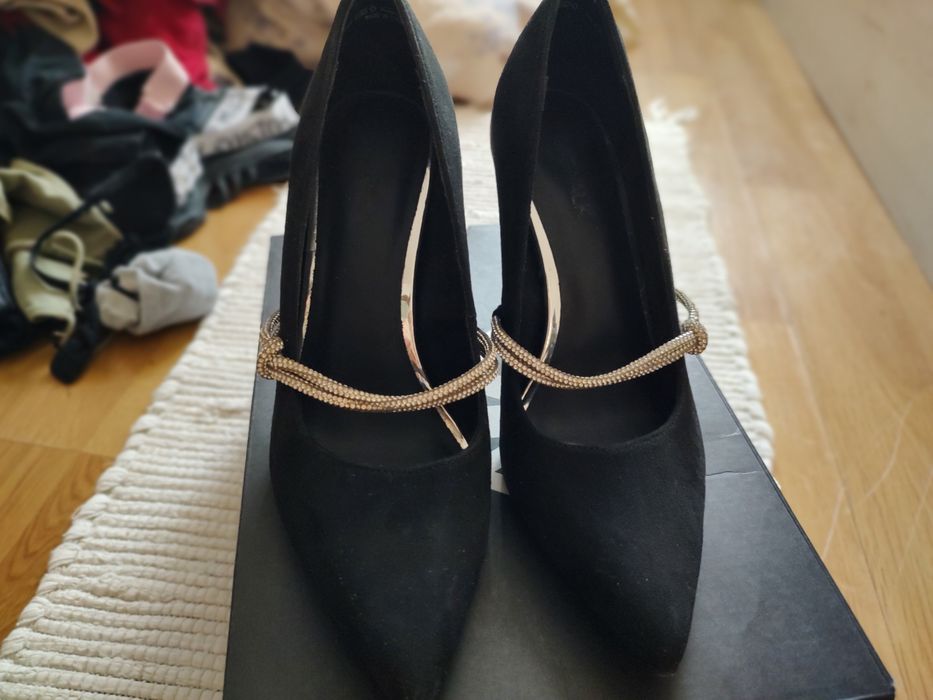 Pantofi cu toc negrii catifea, lanț argintiu, mărimea 39 , marca CCC