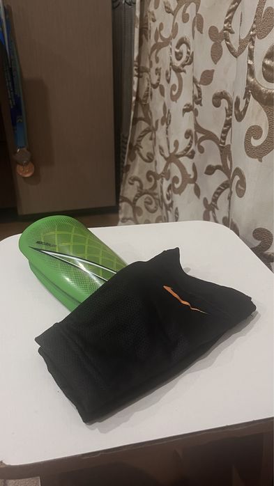 Щитки с фиксатором( футбольные )