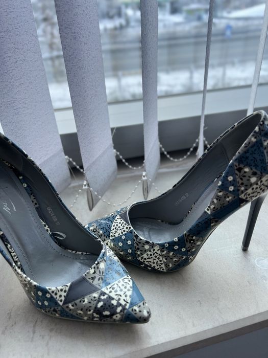 Остри обувки на ток